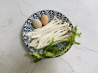 1、白玉菇鸡蛋汤,准备好食材
