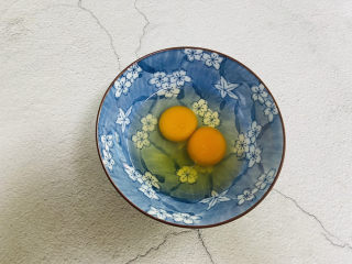 2、白玉菇鸡蛋汤,鸡蛋打入碗中拌匀