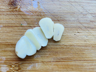 4、白玉菇鸡蛋汤,蒜头去皮切片