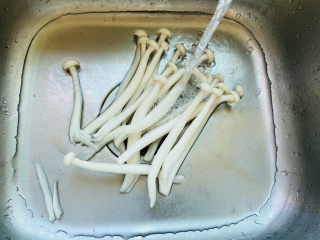 5、白玉菇鸡蛋汤,白玉菇清洗干净