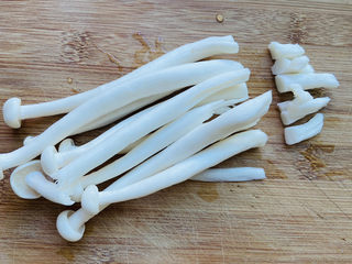 6、白玉菇鸡蛋汤,切掉根部