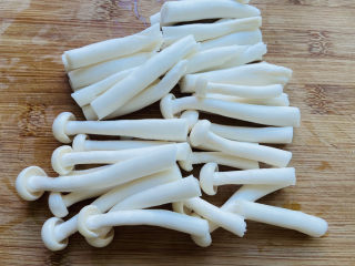 7、白玉菇鸡蛋汤,从中间切断