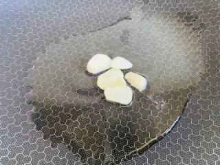 8、白玉菇鸡蛋汤,起油锅放入蒜片爆香