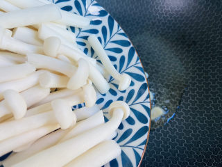 9、白玉菇鸡蛋汤,倒入白玉菇