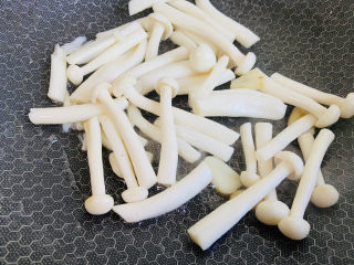 10、白玉菇鸡蛋汤,翻炒片刻