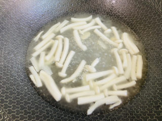 13、白玉菇鸡蛋汤,大火烧开