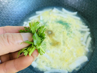 18、白玉菇鸡蛋汤,放入香菜碎