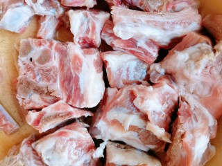 1、排骨冬瓜汤,新鲜的排骨，把它剁成小块