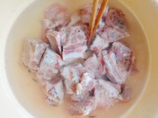 2、排骨冬瓜汤,再用冷水清洗干净