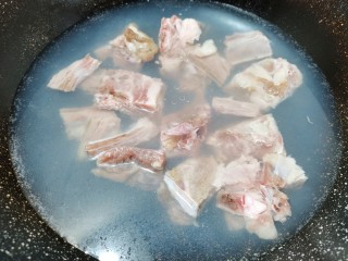 3、排骨冬瓜汤,再冷水下锅