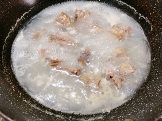 4、排骨冬瓜汤,大火煮沸，去除浮沫