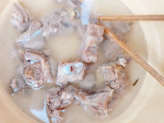 5、排骨冬瓜汤,把它捞起来，再用热水把它清洗干净