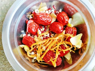 7、排骨冬瓜汤,煲汤用的药材，把它洗干净