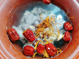 8、排骨冬瓜汤,再一起倒入锅中煲