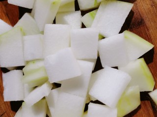 11、排骨冬瓜汤,去皮再把它切成方形的厚块