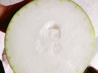 9、排骨冬瓜汤,新鲜的冬瓜取头部切一小块下来