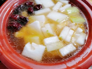 13、排骨冬瓜汤,再放入切好的冬瓜片