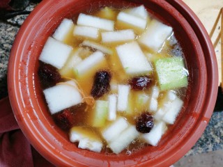 14、排骨冬瓜汤,搅拌均匀盖上盖子，煲至冬瓜软烂即可