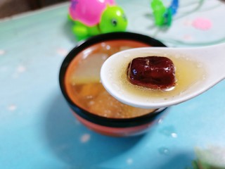 16、排骨冬瓜汤,红枣的加入能中和冬瓜的凉性，能使汤汁更加鲜甜，快来尝尝吧！