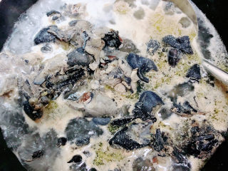 3、当归乌鸡汤,锅中烧开水,焯一下乌鸡。