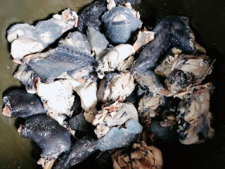 4、当归乌鸡汤,乌鸡洗净放入高压锅中。