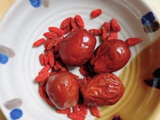 7、当归乌鸡汤,准备好红枣、枸杞子,洗净待用。