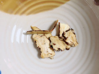 8、当归乌鸡汤,准备好当归,洗净待用。