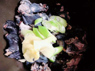 10、当归乌鸡汤,葱姜切好放入锅中。