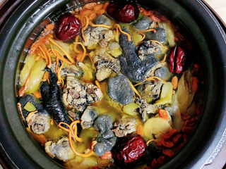 14、当归乌鸡汤,高压锅选择鸡肉按键,40分钟即可煮熟鸡汤。