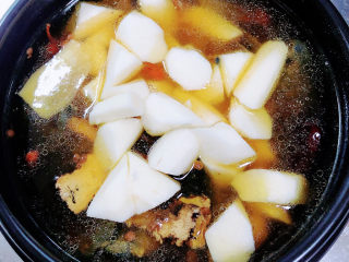 16、当归乌鸡汤,再放入山药块,烧开锅。