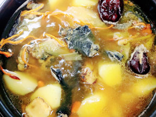 18、当归乌鸡汤,大约炖煮20分钟,即可出锅了。