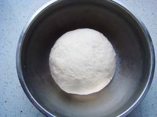 8、葡萄干司康,和成面团。