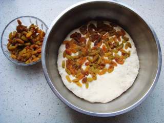 9、葡萄干司康,在盆里直接按扁，表面铺上一半的葡萄干。