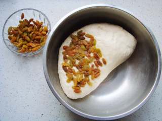 11、葡萄干司康,按扁后再铺上一半的葡萄干。