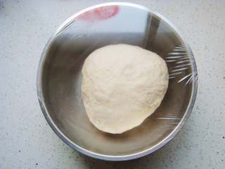 13、葡萄干司康,周边捏紧，盖上保鲜膜入冰箱冷藏发酵一晚。（低温发酵）