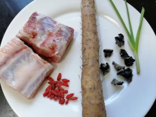 1、山药猪骨汤,准备好所需材料