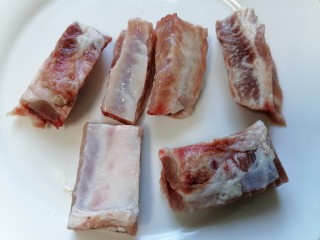 3、山药猪骨汤,将猪骨切成小块