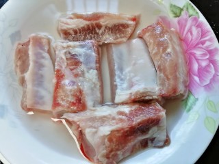 4、山药猪骨汤,泡水清洗干净