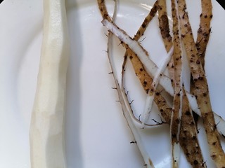 5、山药猪骨汤,将山药去皮