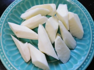 6、山药猪骨汤,将山药滚刀切切成块状