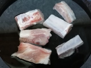 7、山药猪骨汤,将排骨放入锅内焯水