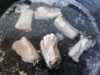 8、山药猪骨汤,煮至沸腾出沫后加入一勺黄酒去腥并捞出清洗干净