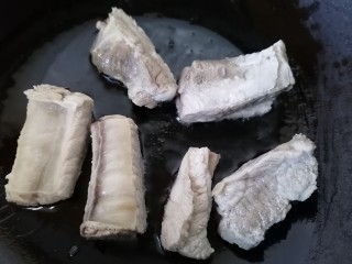 9、山药猪骨汤,锅内放油烧热放入猪骨