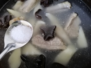 13、山药猪骨汤,炖一会之后加入一勺盐调味