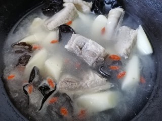 15、山药猪骨汤,炖至猪骨软烂汤浓稠即可出锅