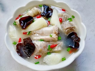 16、山药猪骨汤,装入容器撒上蒜叶