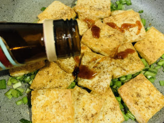 15、韭菜炒豆腐,加少许料酒；