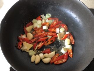 2、香辣干锅虾,锅烧热，放油，要比炒菜稍多一点。下葱段、姜，大蒜、花椒、辣椒、爆香