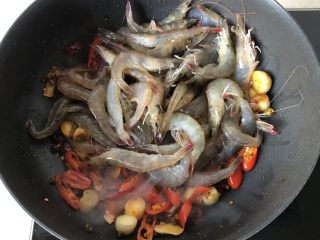 5、香辣干锅虾,下基围虾翻炒