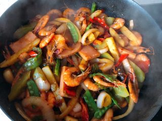 9、香辣干锅虾,????香喷喷的麻辣干锅虾就做好了